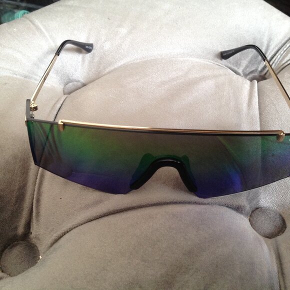 Quay Rimless Wraparound Shield Designer Sunglasses - Picture 3 of 8